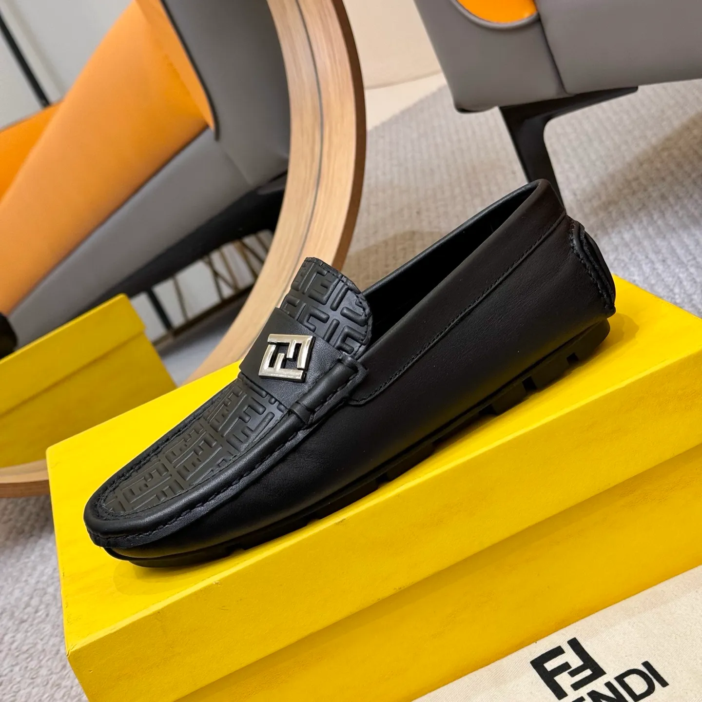 Men's shoes 💰420 [FENDI Fendi] 2⃣️0⃣️2⃣️5️⃣New Milan men's fashion lazy catwalk style ✅ fashionable casual beanie shoes, imported calfskin fabric, super smooth texture, sweat-absorbent and breathable, (sheepskin lining). Metal LOGO on the shoe body, Medusa avatar, irregular avatar, high-end craftsmanship logo✅ French Loft set foot design style 👟Low-key and elegant, great on-foot effect... Men's shoe size: 38-46 (4-12)